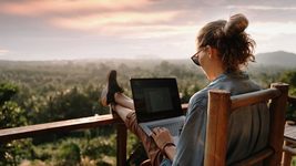 «Дистанционная работа — это будущее, и оно уже наступило». 10 бесплатных сервисов, которые помогут устроиться на remote