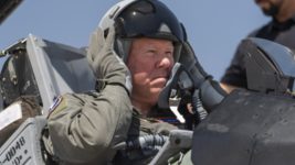 Начальник ВВС США совершил полет на истребителе F-16, которым руководил искусственный интеллект: как это было