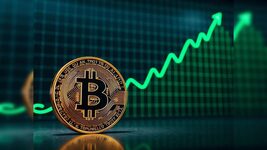 Bitcoin has broken through the $121,000 mark. Traders expect a new all-time high