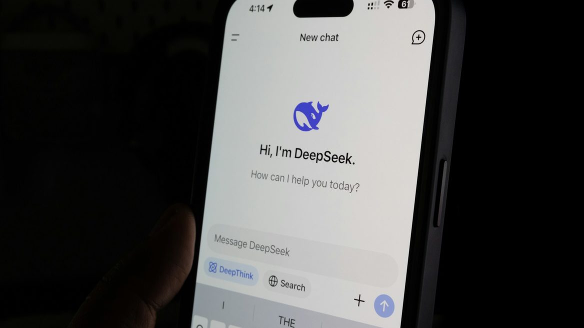 У ключових інженерів китайського ШІ DeepSeek вилучили паспорти. Так вони втратили право на виїзд з країни. В чому причина? 