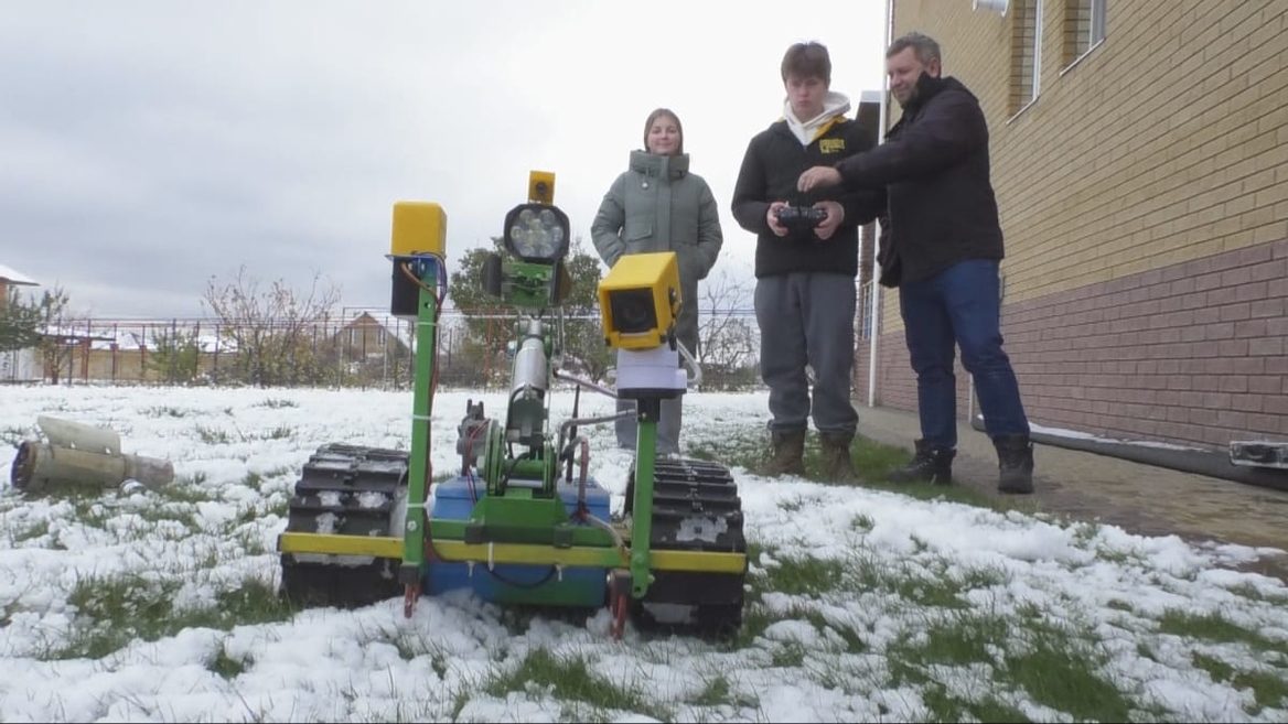 Учні «Запорізької школи робототехніки» розробили робота-сапера для ЗСУ та рятувальників якого вже відправили на Херсонщину