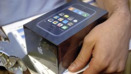 Привіт з 2007-го року. Запакований перший iPhone продали за $39 000