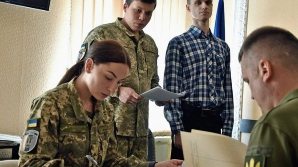 Рада підтримала бронювання працівників критичних підприємств навіть із неоформленими військово-обліковими документами