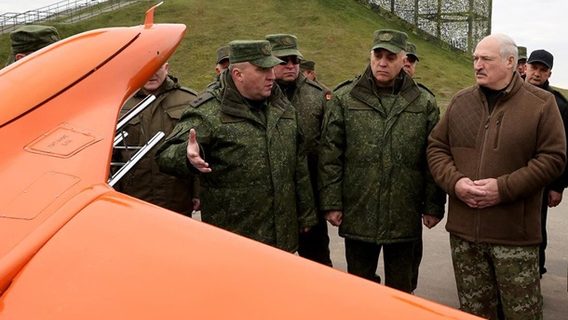 Лукашенко показали «полностью отечественный» дрон «Миротворец». Но двигатель, как выяснилось, с AliExpress