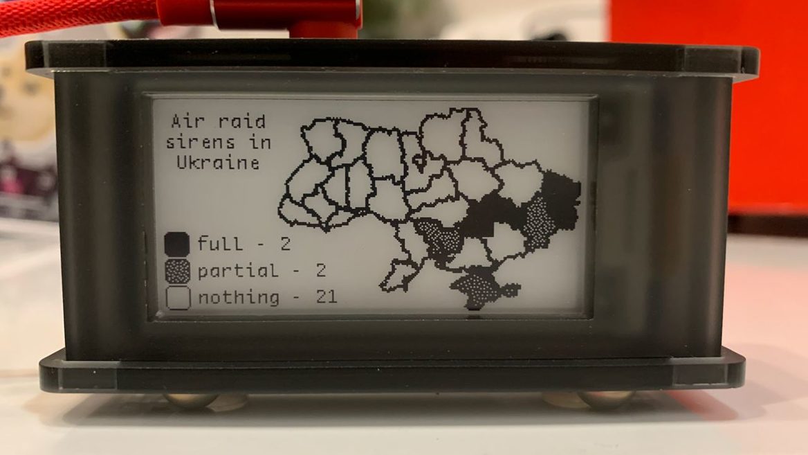 Український розробник створив пристрій що відображає повітряні тривоги в реальному часі. Він адаптував ідею до мобільних пристроїв використовуючи відкритий код