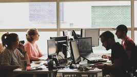 ИТ-компании снизили денежные бонусы на 7%. Как отличаются эти выплаты у технических и нетехнических специалистов