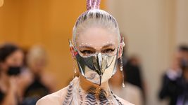 Певица Grimes (экс-супруга Маска) написала «сотни песен» с помощью ИИ и загружает их на музыкальные стриминги. Она готова отдать 50% роялти соавторам, помогающим ей в этом