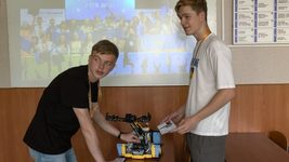 Двоє випускників із Луцька сконструювали робота з Lego та здобули перемогу на конкурсі в Америці