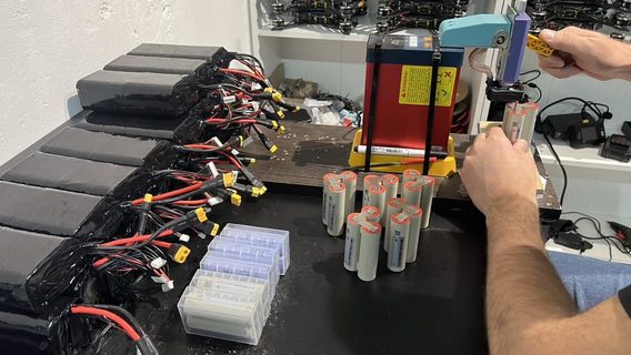 Команда инженеров предпринимателя и волонтера Юрия Голыка начала производить батареи для БПЛА. Он объяснил, почему важно не зависеть от других