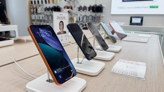 "The days of cheap smartphones are over." Analysts predict that the smartphone market will shrink by 13% this year due to memory shortages