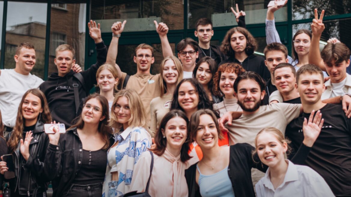 KSE знову даватиме гранти на навчання українцям які вимушено виїхали за кордон і хочуть повернутися