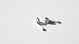 Украинец заказал партию похожих на Airpods китайских наушников. Теперь она будет уничтожена. Представители Apple добились этого через Львовский суд