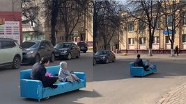 Інженер-технолог зі Словʼянська створив самохідний диван на колесах, на якому їздить вулицями Тернопільщини