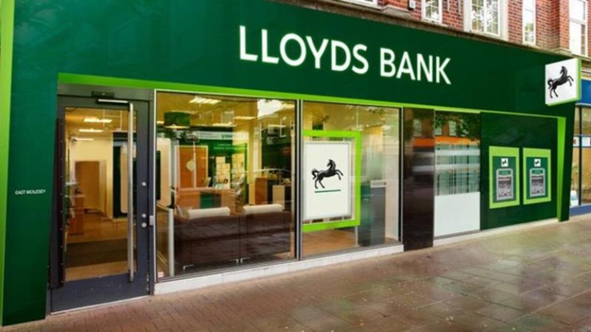 A British bank has introduced an AI agent to its board of directors and is conducting quantum computing in collaboration with IBM. What is the explanation for this?