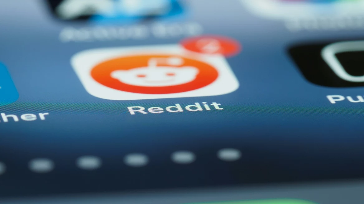 Довгі тире в Reddit стали вдесятеро популярнішими за кілька років. Українська команда KissMyPost дослідила, як змінилося письмо після появи 
