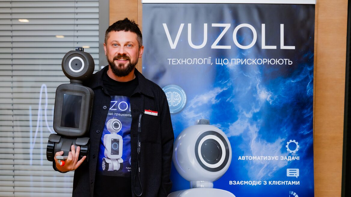«Ми створюємо нову культуру взаємодії з машинами». Український стоматолог створив стартап що поєднує роботів і ШІ