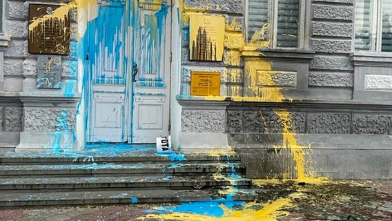 «Избили и вынудили записать извинение». Что случилось с художником, который облил желто-голубой краской и поджег админздание в Евпатории