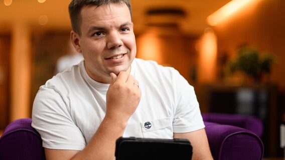 «Від загоряння даху до вогню на першому поверсі пройшло 8-10 хвилин». Внаслідок російського обстрілу повністю згорів будинок CEO Skylum