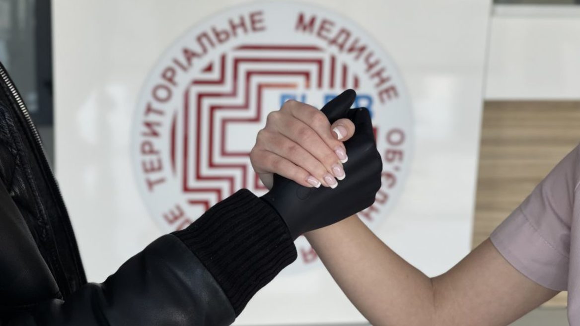 Боевому медику потерявшему конечность установили бионический протез, который приобрела нидерландская IT-компания
