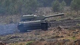 росія показала роботизований танк «Штурм». На навчаннях він втрачав зв’язок і застряг у багнюці