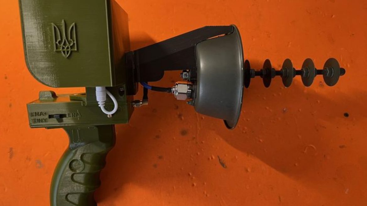 Украинские разработчики создали устройство «Искатель» для обнаружения вражеских дронов и беспилотников со световой и звуковой сигнализацией