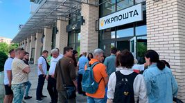Hipsters to the left, grandmothers to the right. CEO of Ukrposhta announced the 