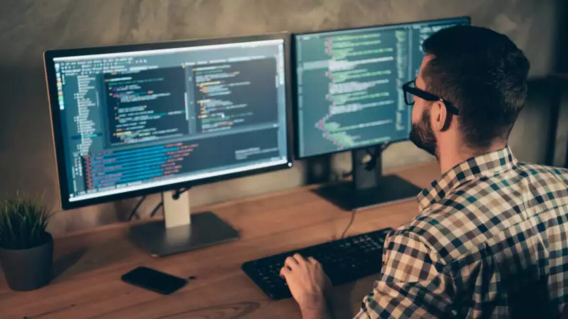 У 2025 році Ajax Systems найняла майже 700 спеціалістів, у Sigma Software, навпаки — мінус 132 людини. Як змінився штат найбільших ІТ-компаній України