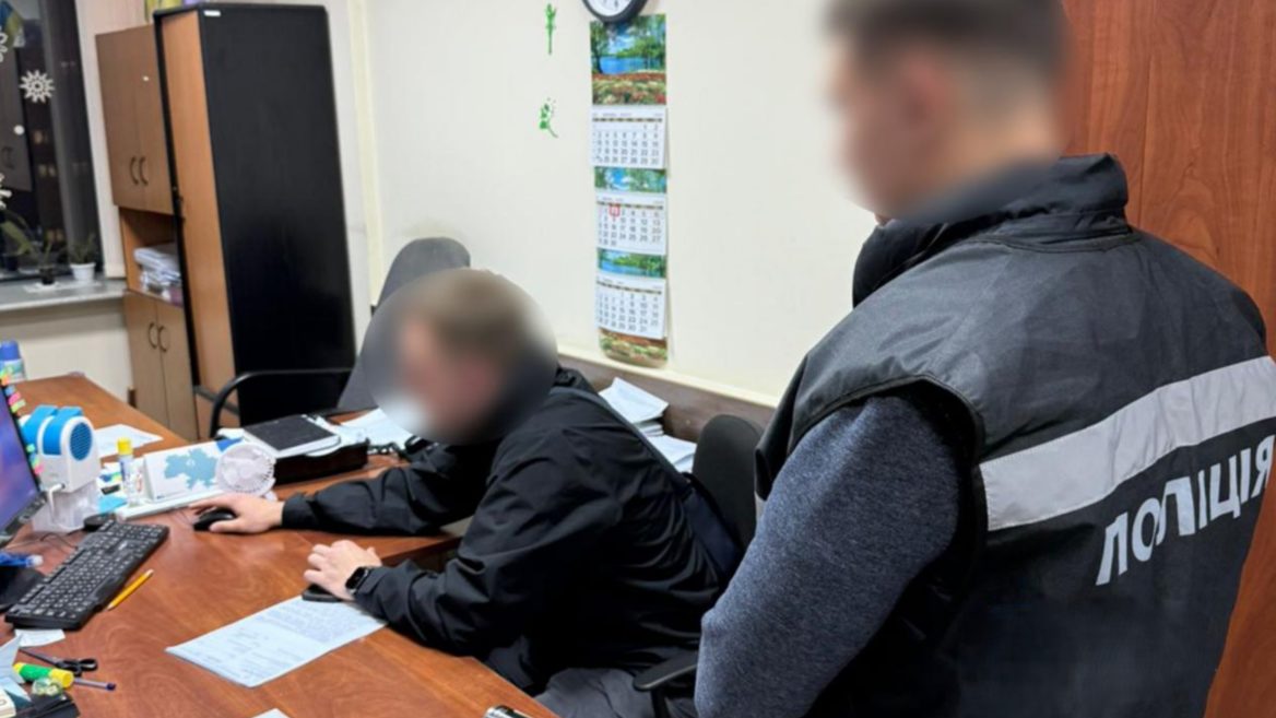 Правоохоронці викрили працівників податкової які продавали інформацію з державних дата банків