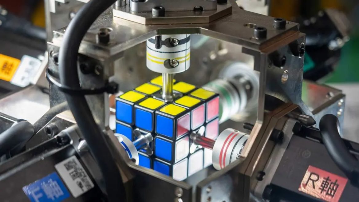 Якщо моргнете пропустити все видовище! Японці «навчили» робота складати кубик Рубіка за 0305 секунди (відео)