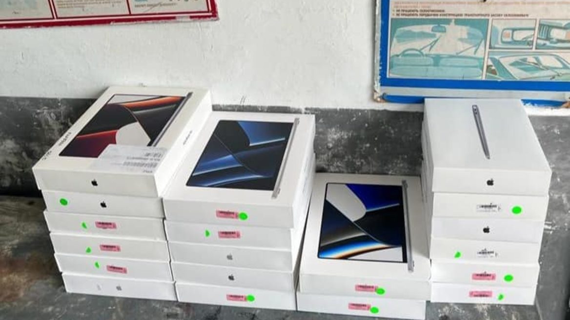 Макбуки на миллион. 70-летний львовянин пытался провезти в Украину 20 ноутбуков Apple, не задекларировав их. Его задержали