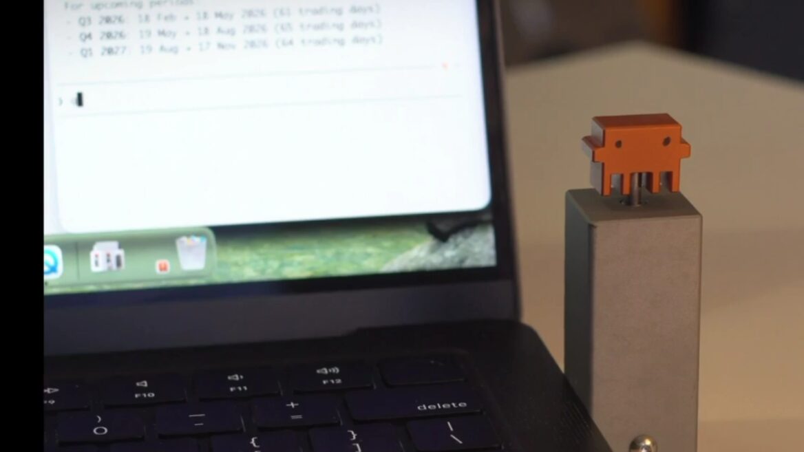 «Shut up and take my money!» Розробник створив USB-пристрій що повідомляє коли Claude Code закінчує  відповідь. Айтівці в захваті від ідеї та пропонують запустити у продаж 