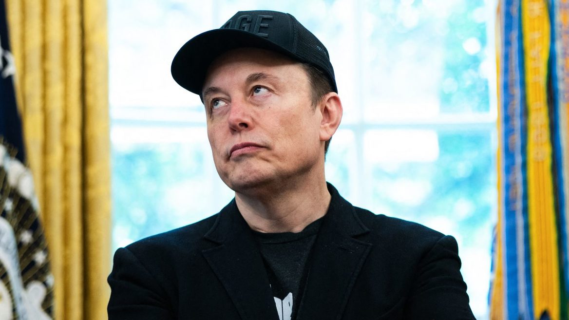 Маск віддав наказ відключити сотні терміналів Starlink українських військових під час контрнаступу на Херсонщині у 2022 році — Reuters