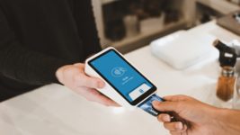 Visa и MasterCard намерены поднять стоимость своих услуг для бизнеса. Что это значит для украинцев?
