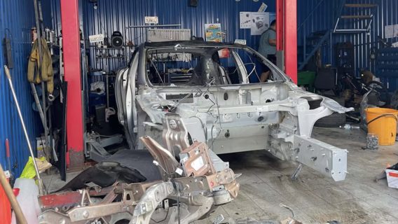 Українські механіки розбирають старі Tesla, щоб під'єднати електроприлади до акумуляторних батарей