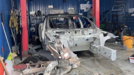 Українські механіки розбирають старі Tesla, щоб під'єднати електроприлади до акумуляторних батарей
