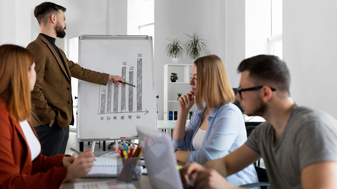 Djinni опублікував рейтинг IT компаній 2025 за кількістю наймів на роботу. GlobalLogic лідирує PrivatBank у трійці, а найм джунів зріс