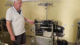 Український пенсіонер запустив кампанію на Kickstarter і прагне оновити саморобне обладнання для виготовлення водонепроникних вогнетривких захисних рукавичок із додаванням кевлару та базальту. Він уже зібрав 10% суми