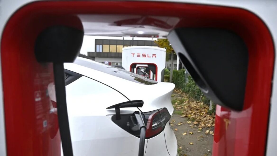 Tesla відмовляється від Model S і Model X заради виробництва роботів