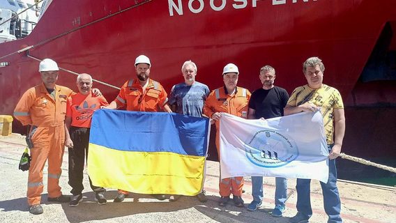 Украинский ледокол «Ноосфера» отправился в Антарктику под сине-желтым флагом