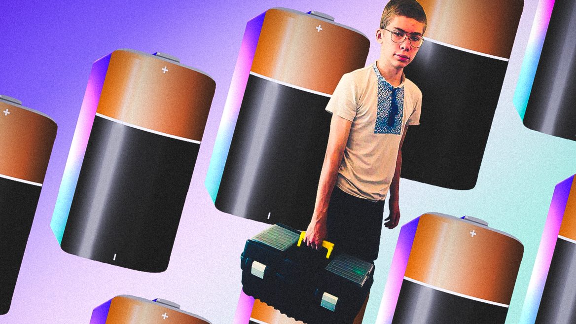 15-летний школьник из Львова создает мощные повербанки для военных: один прибор может зарядить 15 телефонов. История доброго дела