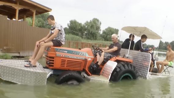 Черкаський винахідник створив водоплаваючий трактор, який може перевозити 5 пасажирів та 650 кг вантажу. В планах майстра - адаптувати трактор для потреб ЗСУ