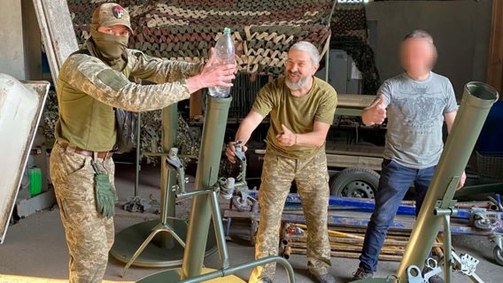 Українські волонтери переробляють старі супутникові тарілки в муляжі мінометів Ghost Mortars