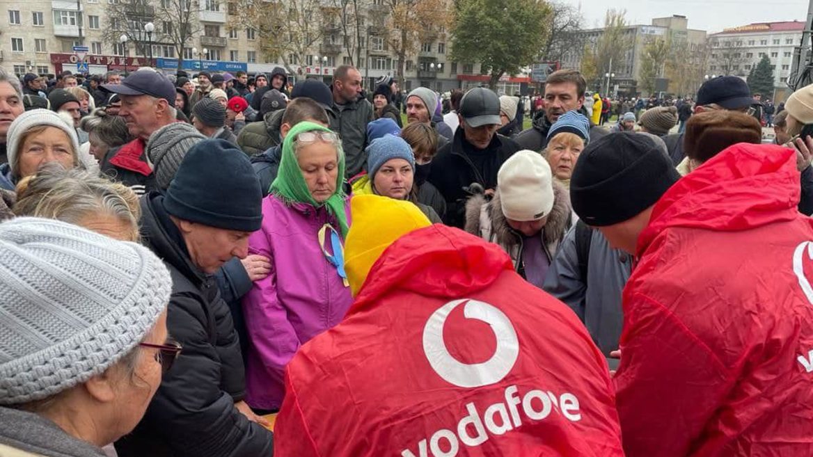 Vodafone бесплатно раздает sim-карты херсонцам и начисляет минуты и интернет без оплаты.