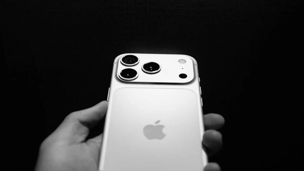 The official distributor of Apple gadgets in Ukraine estimated the share of "gray" iPhones at over 60%