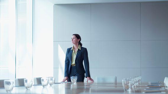 Жінки затримуються на керівних посадах у компаніях на кілька років менше за чоловіків. Їх частіше призначають на посаду СЕО в компанії, які переживають кризу