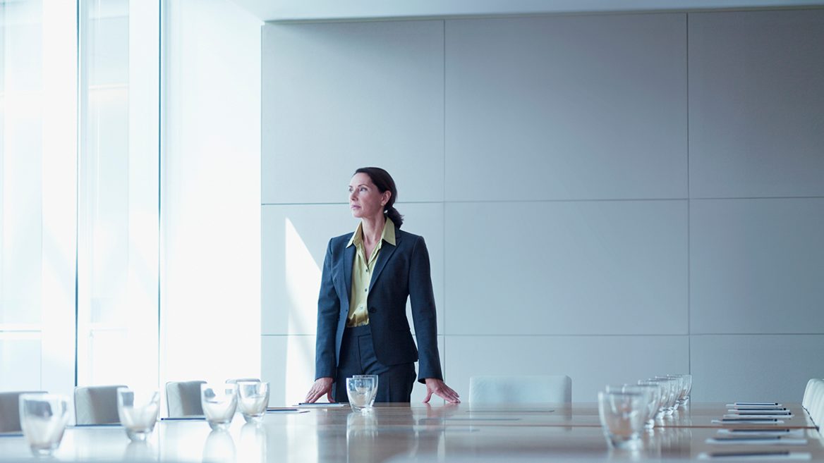 Жінки затримуються на керівних посадах у компаніях на кілька років менше за чоловіків. Їх частіше призначають на посаду СЕО в компанії які переживають кризу