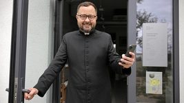 У Польщі відкрили нанокаплицю, де вірян обслуговує штучний інтелект