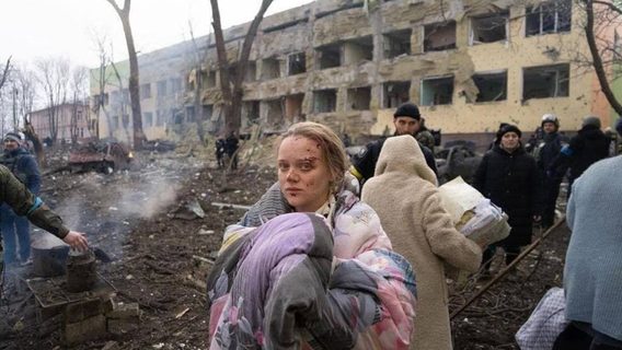 Блоггерша Марианна Вышемирская стала символом разбомбленного россией родильного дома в Мариуполе. Сегодня она осуждает Украину и сочувствует убийству Дугиной
