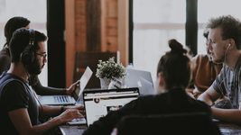  «Плюшок» становится все меньше, а за пересмотр зарплаты нужно побороться. Как изменились бонусы в ИТ-компаниях за полтора года войны?