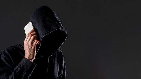 Телефонні шахраї вкрали у киянки майже півмільйона гривень. Своїми рукам вона перевела гроші на «білу картку». І тепер monobank ще списує відсотки за кредит